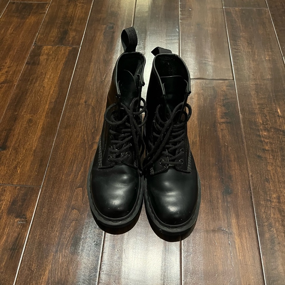 ALL BLACK DR MARTENS